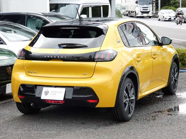 PEUGEOT e-208