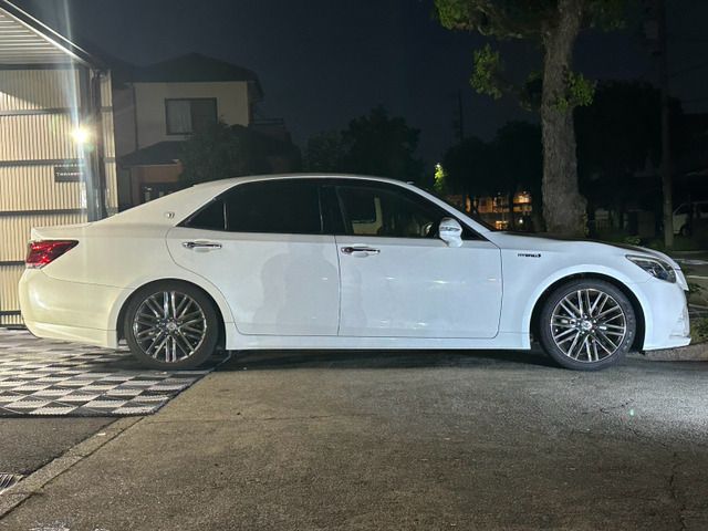 CROWN sedan hybrid
