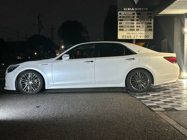 CROWN sedan hybrid