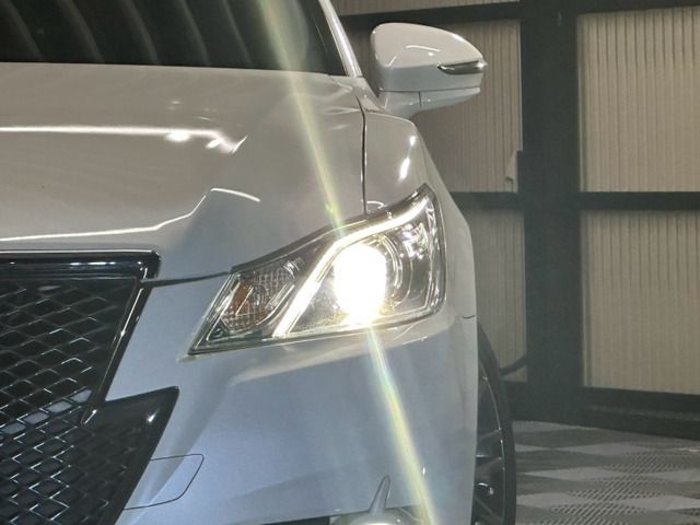 CROWN sedan hybrid
