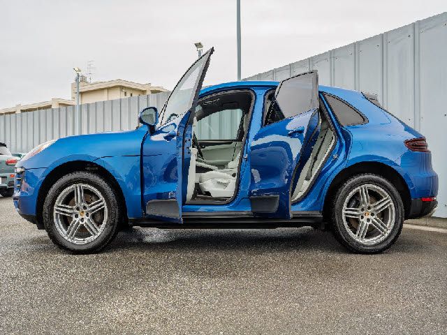 PORSCHE Macan