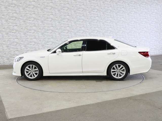 CROWN sedan hybrid