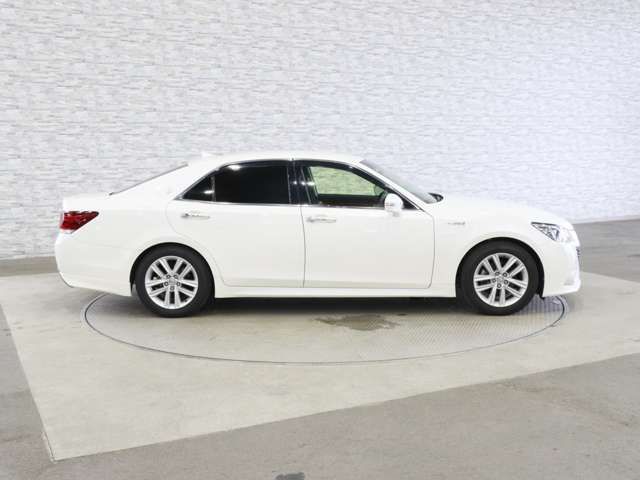 CROWN sedan hybrid