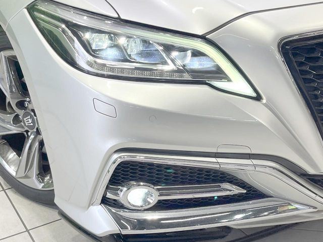 CROWN sedan hybrid