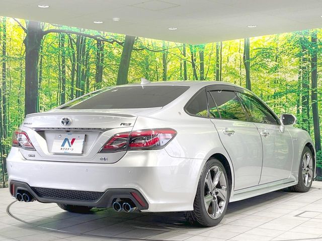 CROWN sedan hybrid