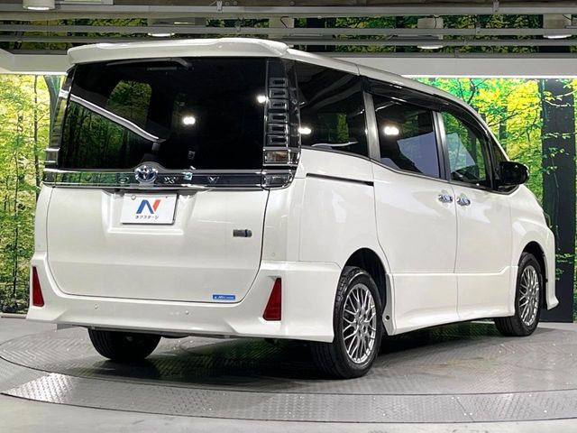 VOXY HYBRID