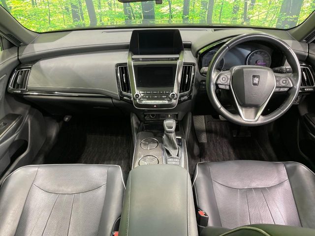 CROWN sedan hybrid