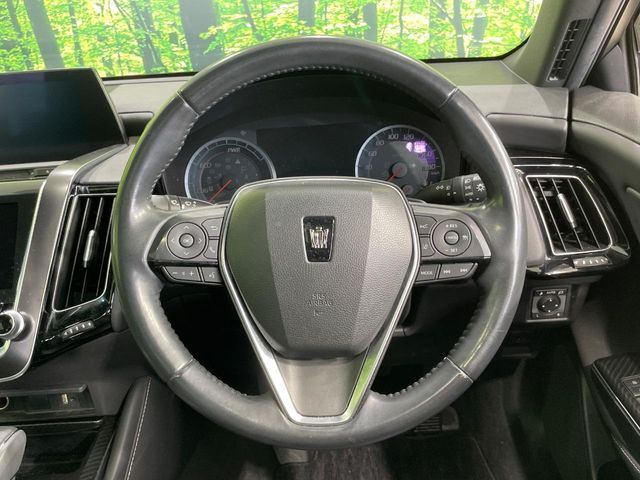 CROWN sedan hybrid