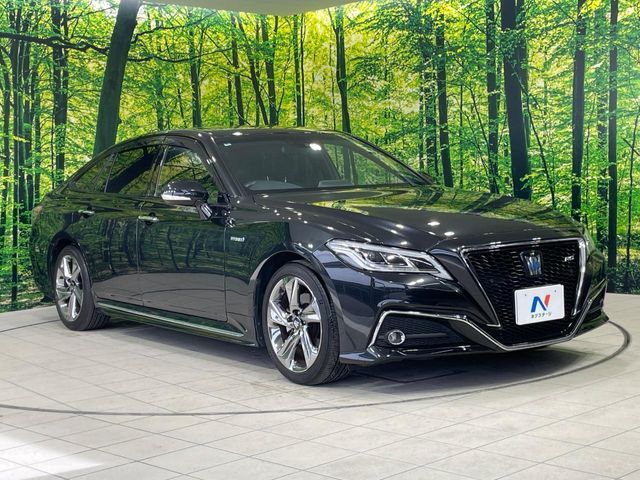 CROWN sedan hybrid