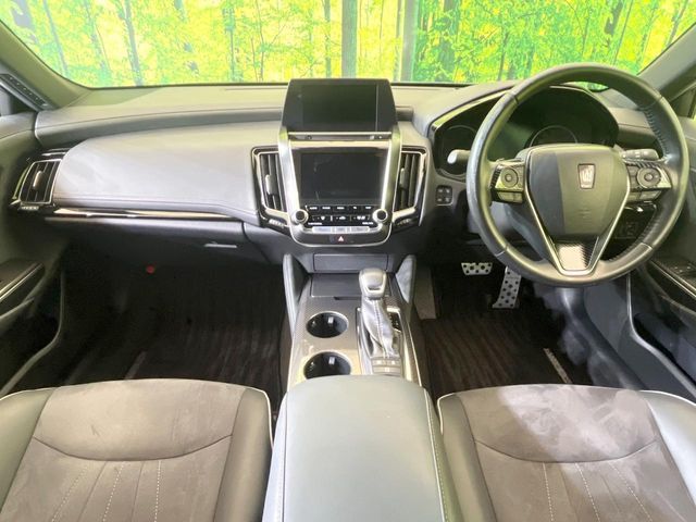 CROWN sedan hybrid