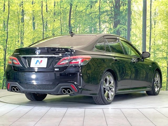 CROWN sedan hybrid