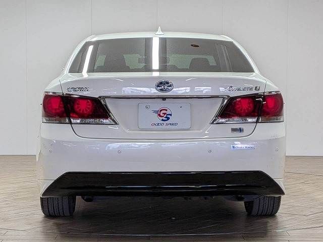 CROWN sedan hybrid