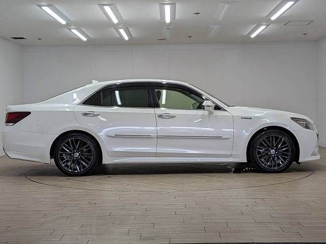 CROWN sedan hybrid