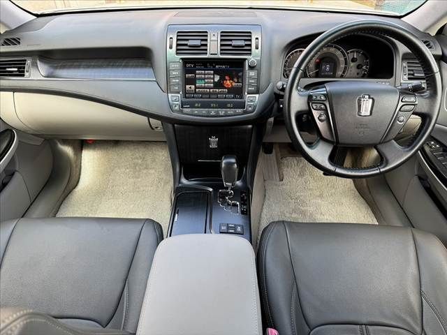 CROWN sedan
