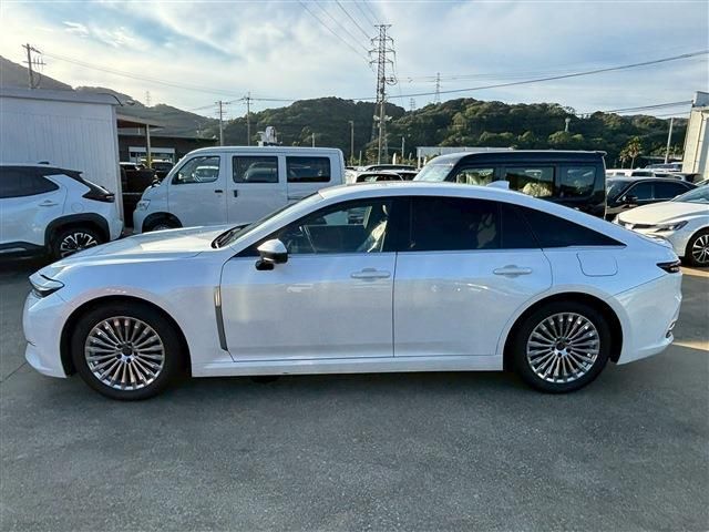 CROWN sedan hybrid