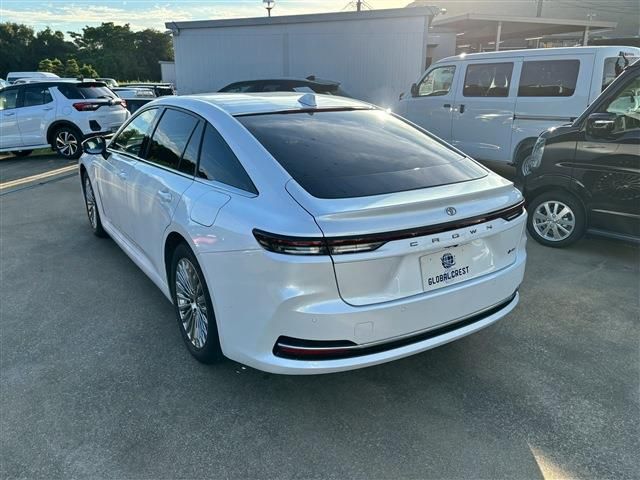 CROWN sedan hybrid