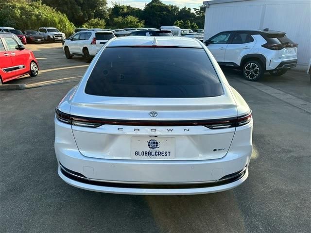 CROWN sedan hybrid