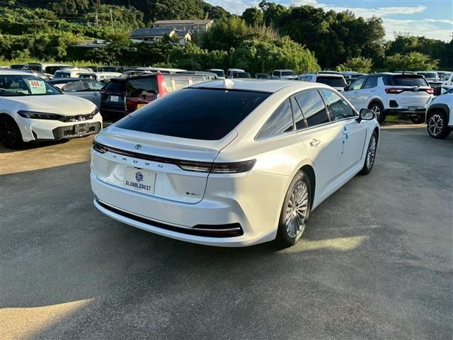 CROWN sedan hybrid