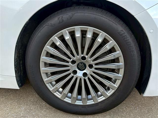 CROWN sedan hybrid