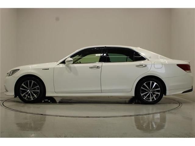 CROWN sedan hybrid