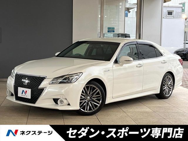 CROWN sedan hybrid