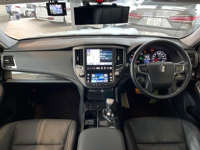CROWN sedan hybrid