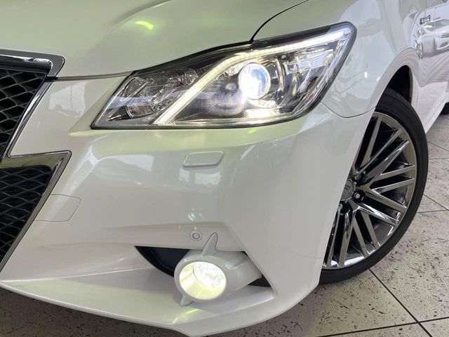 CROWN sedan hybrid