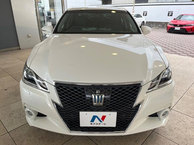 CROWN sedan hybrid