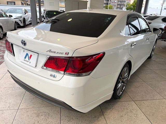 CROWN sedan hybrid