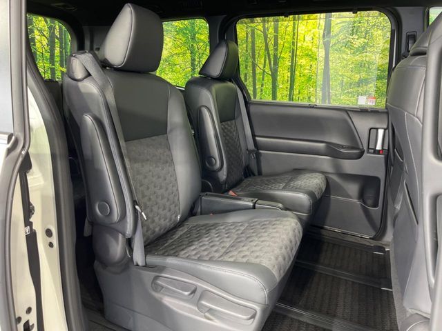 VOXY HYBRID 4WD