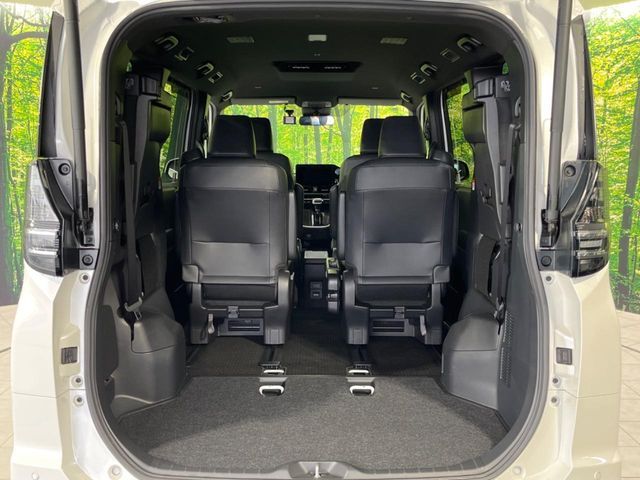 VOXY HYBRID 4WD