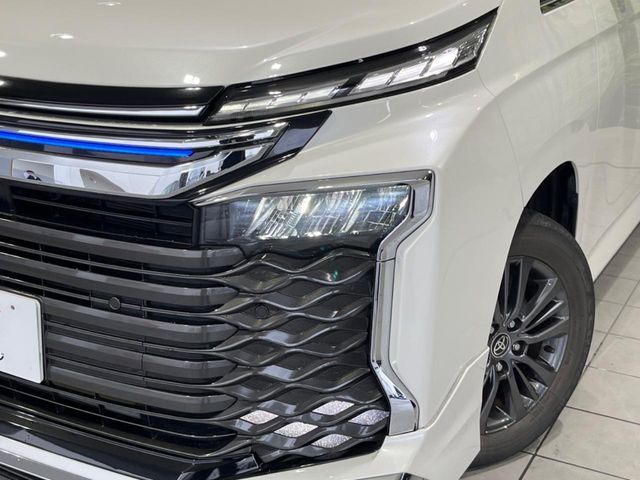 VOXY HYBRID 4WD