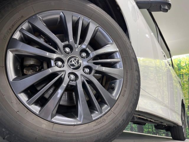 VOXY HYBRID 4WD