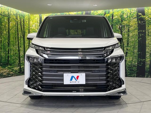 VOXY HYBRID 4WD