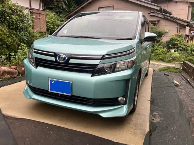 VOXY HYBRID