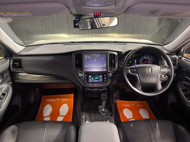 CROWN sedan hybrid