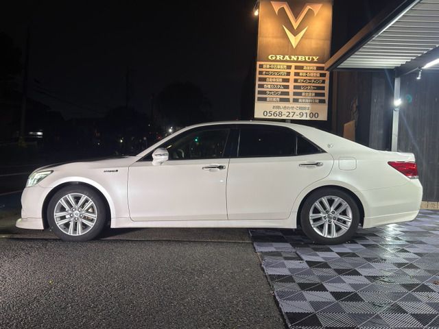 CROWN sedan hybrid