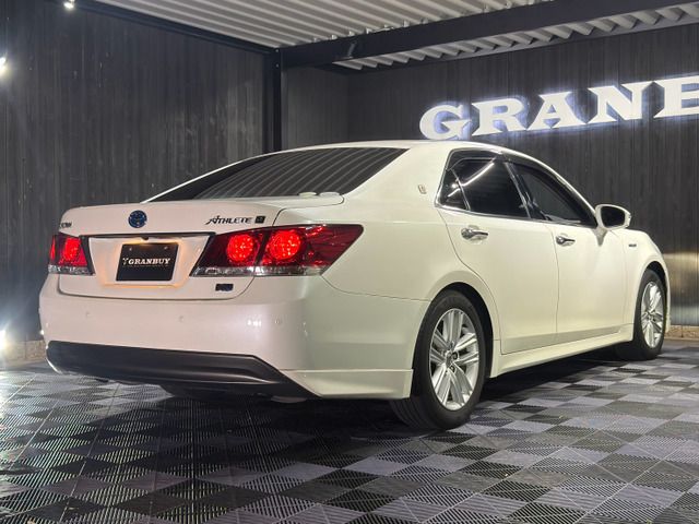 CROWN sedan hybrid