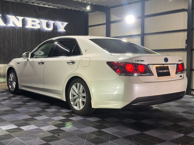 CROWN sedan hybrid