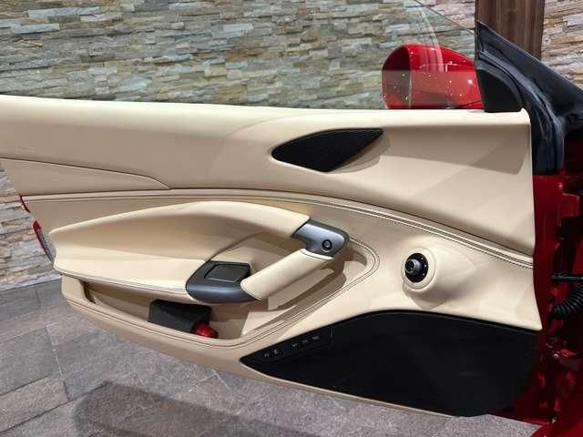 FERRARI F8 Spider