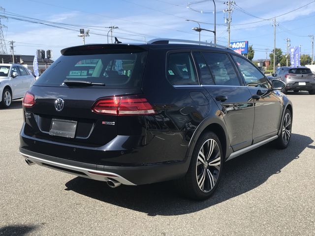 VOLKSWAGEN GOLF Alltrack