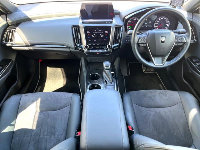CROWN sedan hybrid