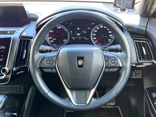 CROWN sedan hybrid