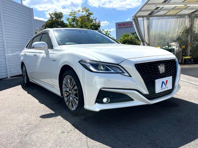 CROWN sedan hybrid
