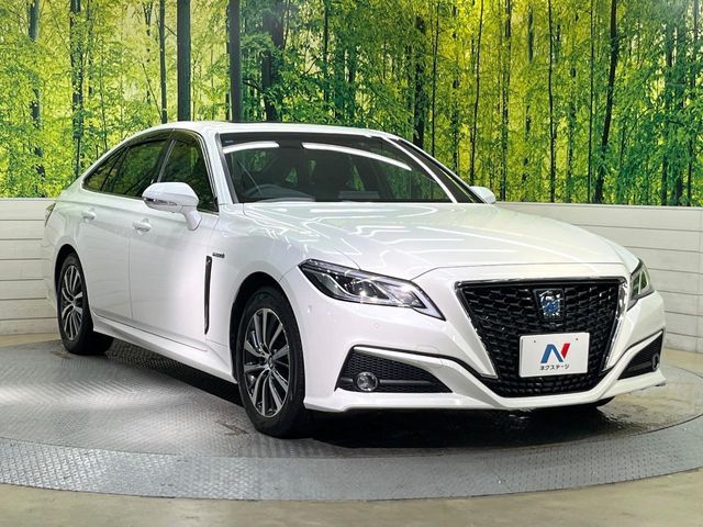 CROWN sedan hybrid