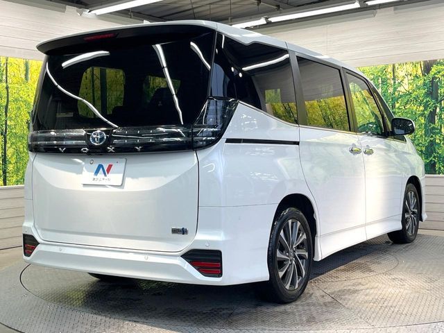 VOXY HYBRID