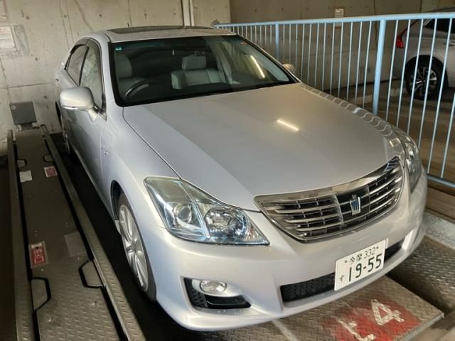 CROWN sedan hybrid
