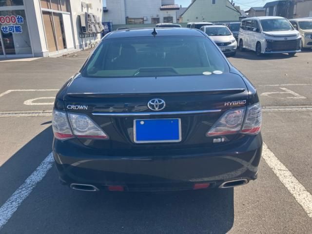 CROWN sedan hybrid