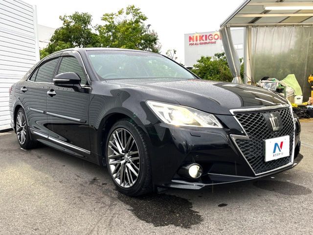 CROWN sedan