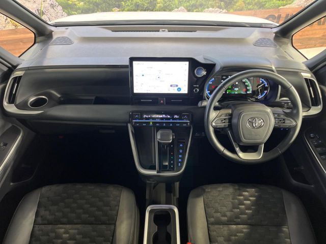 VOXY HYBRID